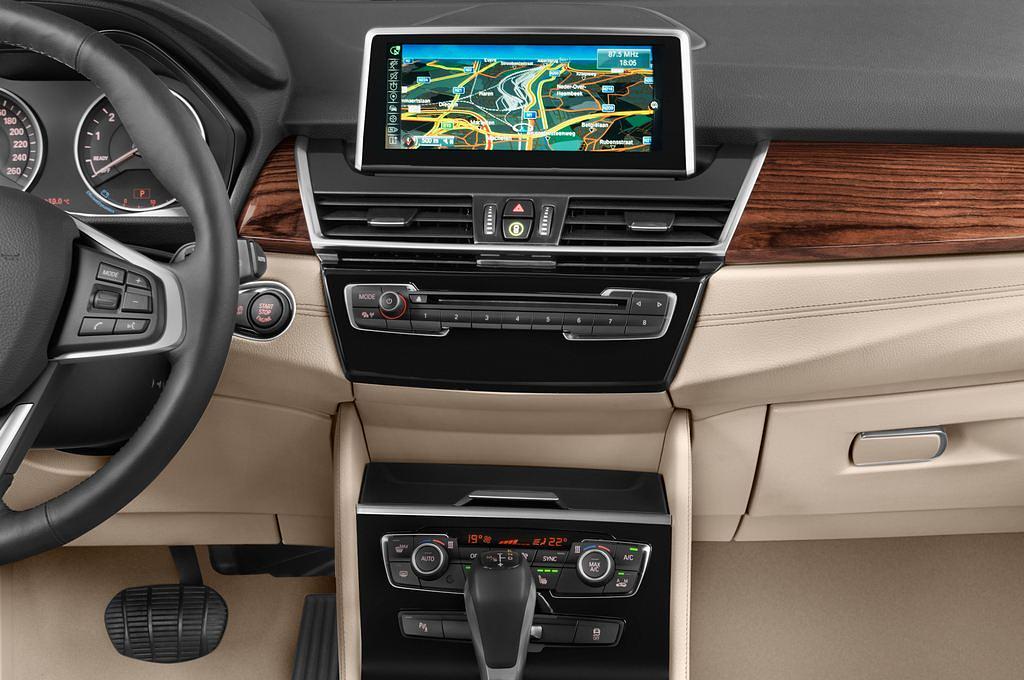 BMW 2 Series (Baujahr 2015) Luxury Line 5 Türen Mittelkonsole