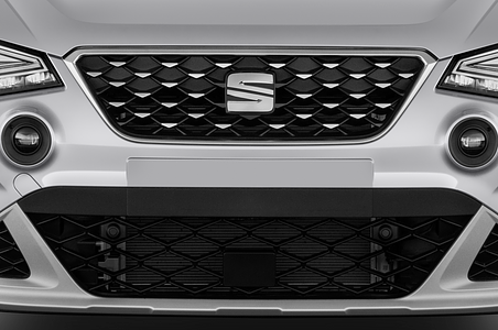 SEAT Arona (Baujahr 2022) Xperience 5 Türen Kühlergrill und Scheinwerfer