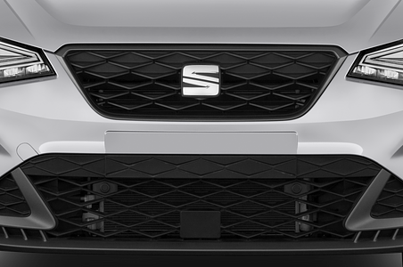 SEAT Arona (Baujahr 2023) FR 5 Türen Kühlergrill und Scheinwerfer