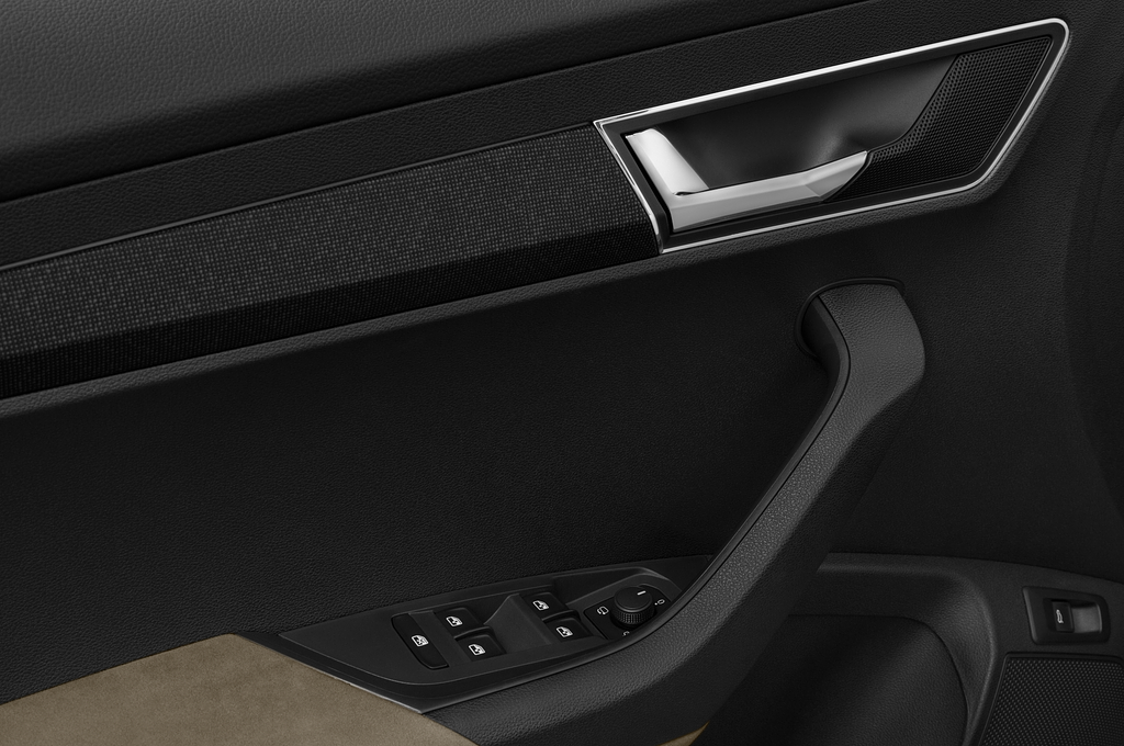Skoda Karoq (Baujahr 2022) Style 5 Türen Bedienungselemente Tür