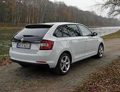 Inklusive schickem schwarzem Panorama-Glasdach.