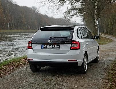 Auch im Dunkeln kann man einen Skoda an den typischen U-Rücklichtern erkennen.