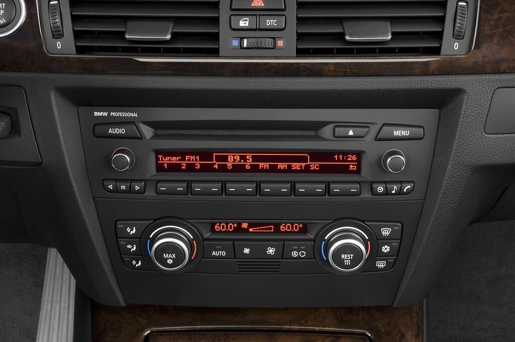 BMW 3 Series (Baujahr 2010) 325i 4 Türen Radio und Infotainmentsystem