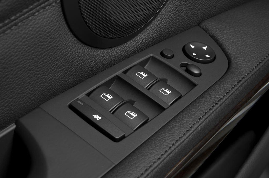 BMW 3 Series (Baujahr 2010) 325i 4 Türen Bedienungselemente Tür