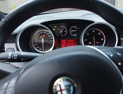 Typisch Alfa: übersichtlich und sportlich.