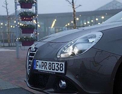 Typisch Alfa: das Nummernschild asymmetrisch montiert.