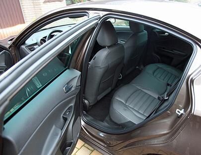 Der Platz für Beifahrer im Fond ist nicht gerade üppig.