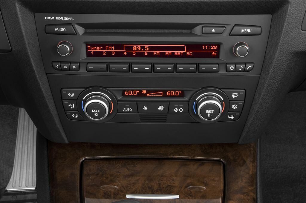 BMW 3 Series (Baujahr 2010) 325i 4 Türen Temperatur und Klimaanlage