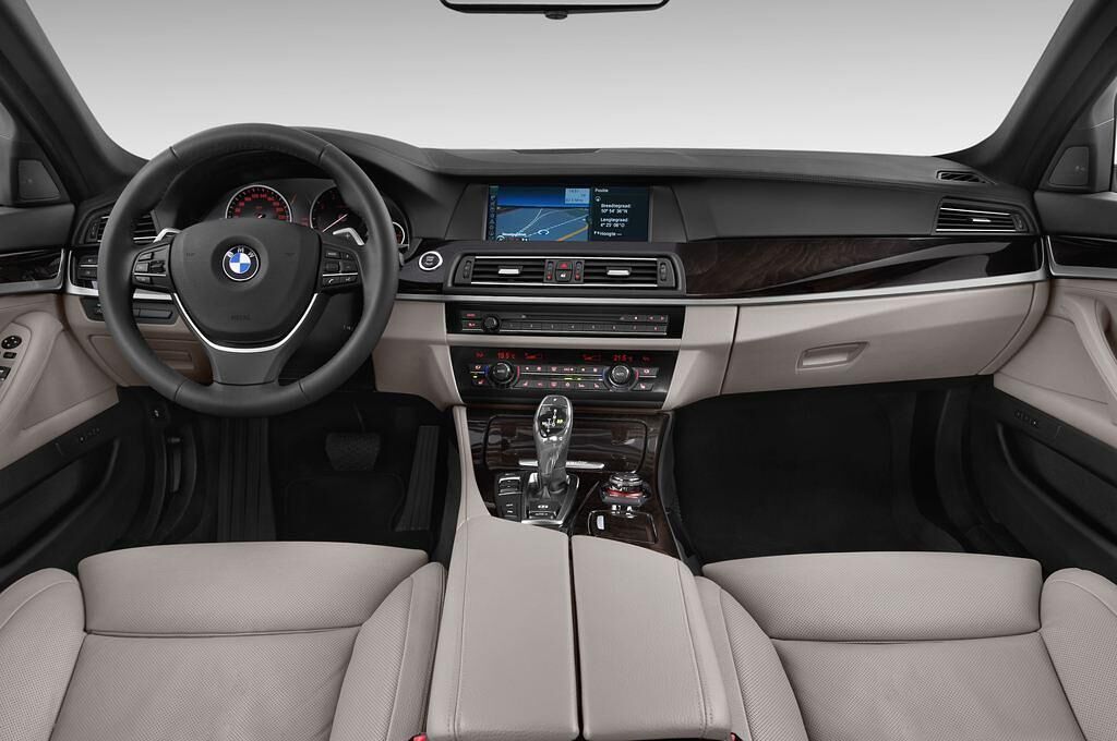 BMW 5 Series (Baujahr 2012) ActiveHybrid 5 4 Türen Cockpit und Innenraum