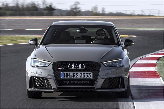 In der Kurve kämpft man mit der verbreiterten Vorderachse. Sie drängt eher nach außen