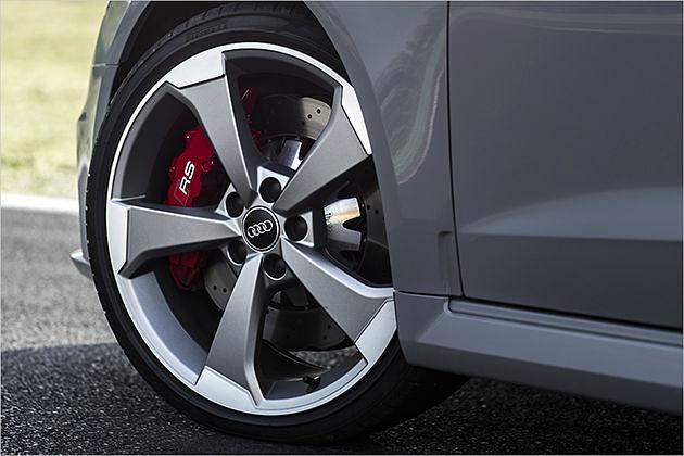 Die neue Bremse hat Übergröße: 370-Millimeter-Scheiben werden von 8-Kolben-Sätteln bedrängt. Es wirkt