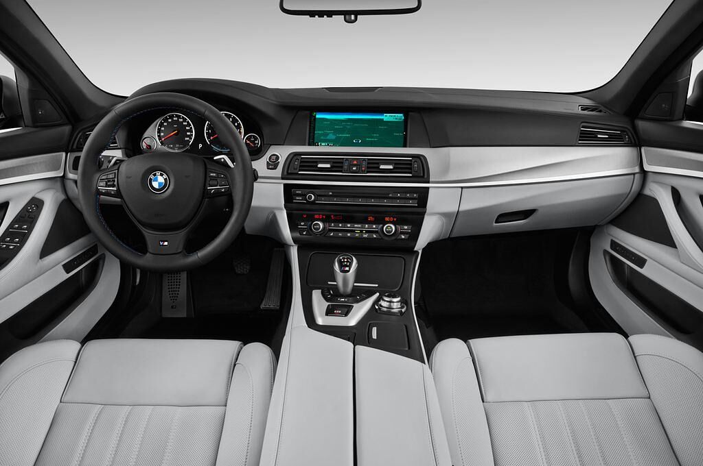 BMW M5 (Baujahr 2013) M5 4 Türen Cockpit und Innenraum