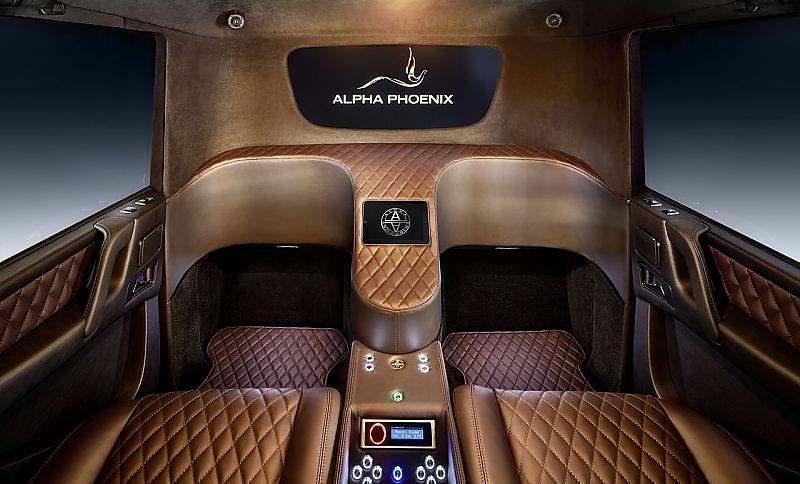 Der Innenraum des Alpha Phoenix ist mit feinsten Materialien ausstaffiert