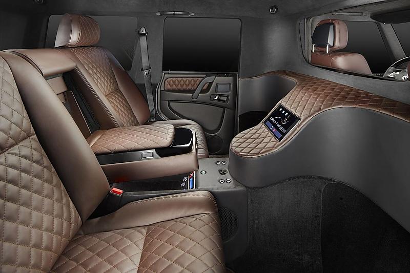 Die Commander-Seats im Front sind mit Leder bezogen, das bei Bentley verwendet wird