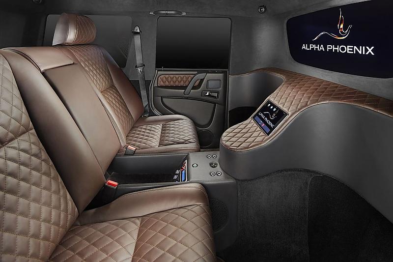 Wenn gewünscht, können sich die Fond-Passagiere Filme auf einem 34-Zoll-Bildschirm betrachten