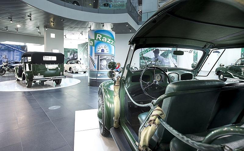 Das grüne Käfer-Cabriolet steht Seite an Seite neben einem Hanomag L28 GruKW.