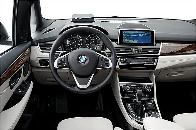 Bei dem optionalen Head-up-Display irritiert die Kante zwischen Armaturenbrett und Motorhaube