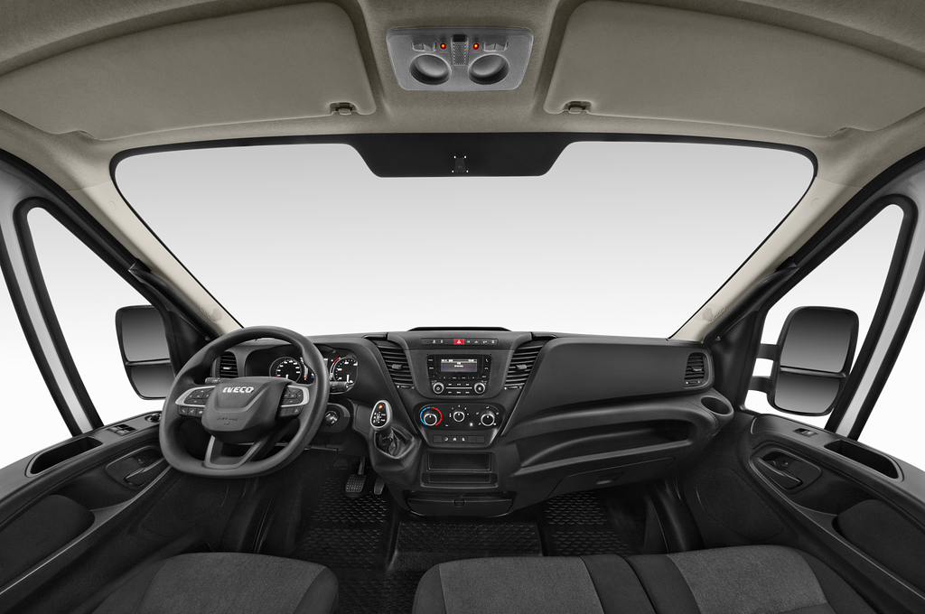 Iveco Daily (Baujahr 2023) 35S 2 Türen Cockpit und Innenraum