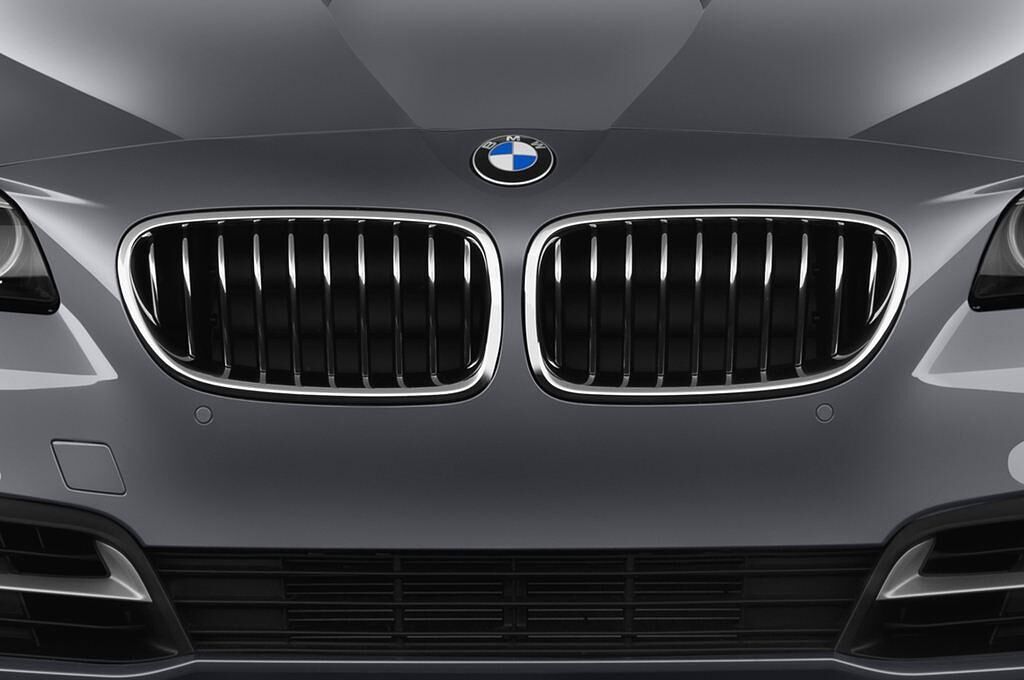 BMW 5 Series (Baujahr 2014) - 4 Türen Kühlergrill und Scheinwerfer