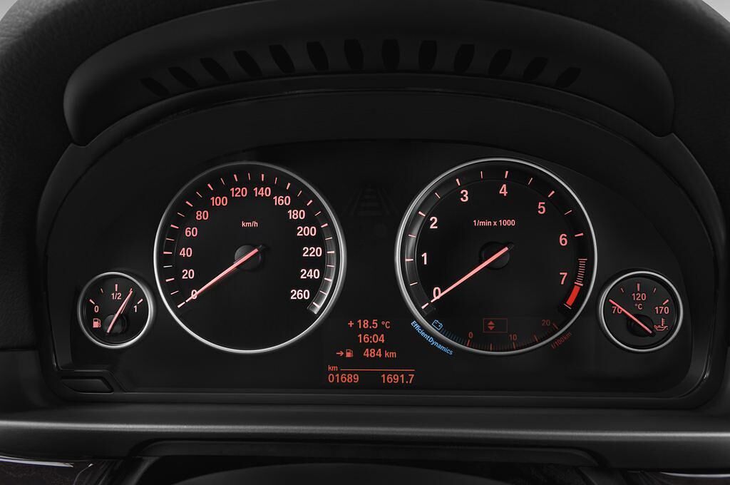 BMW 5 Series (Baujahr 2014) - 4 Türen Tacho und Fahrerinstrumente