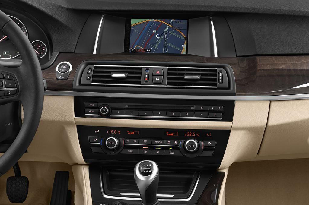 BMW 5 Series (Baujahr 2014) - 4 Türen Mittelkonsole