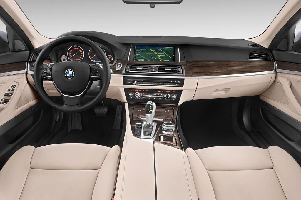 BMW 5 Series (Baujahr 2015) Activehybrid 5 A Luxury Line 4 Türen Cockpit und Innenraum