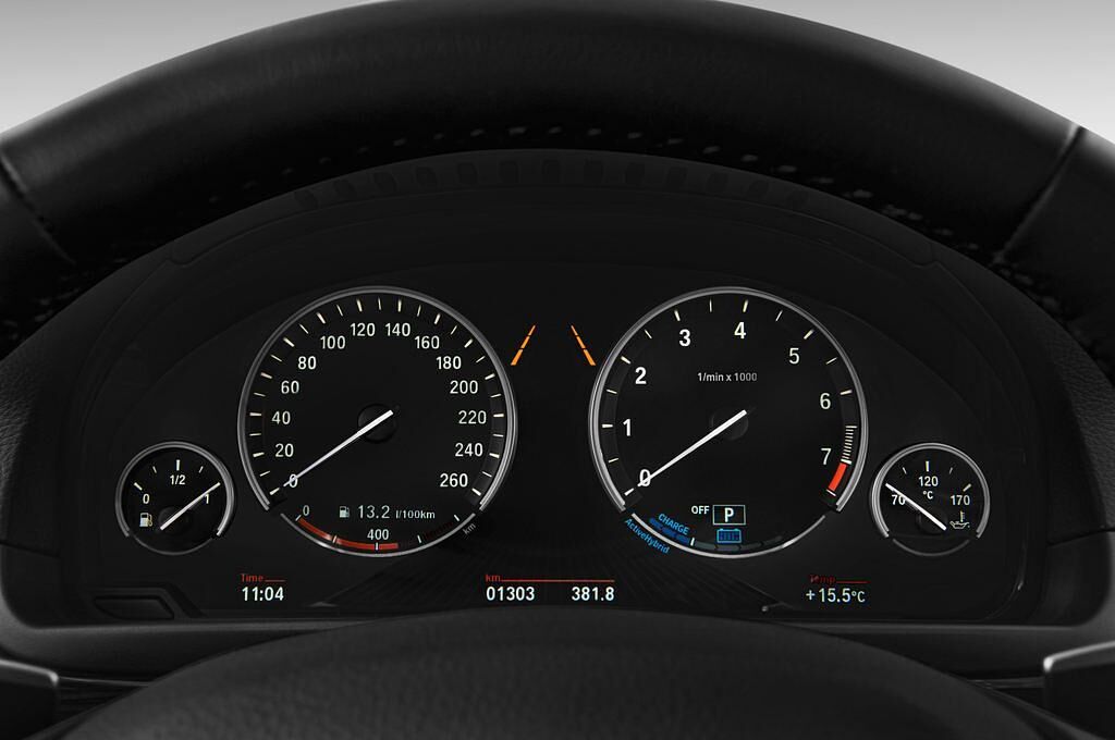 BMW 5 Series (Baujahr 2015) Activehybrid 5 A Luxury Line 4 Türen Tacho und Fahrerinstrumente