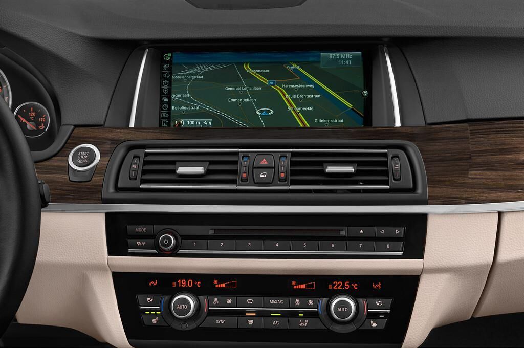 BMW 5 Series (Baujahr 2015) Activehybrid 5 A Luxury Line 4 Türen Mittelkonsole