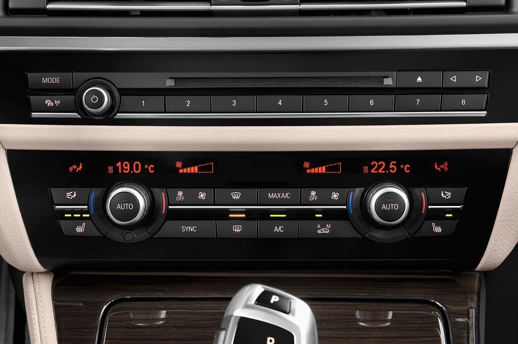 BMW 5 Series (Baujahr 2015) Activehybrid 5 A Luxury Line 4 Türen Temperatur und Klimaanlage