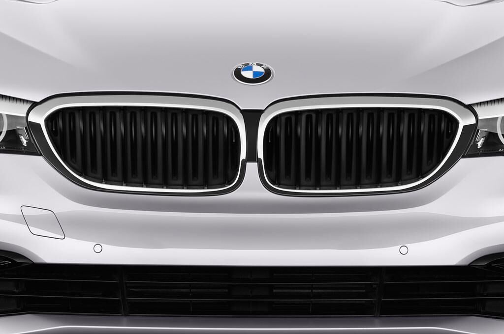 BMW 5 Series (Baujahr 2017) Sport Line 4 Türen Kühlergrill und Scheinwerfer