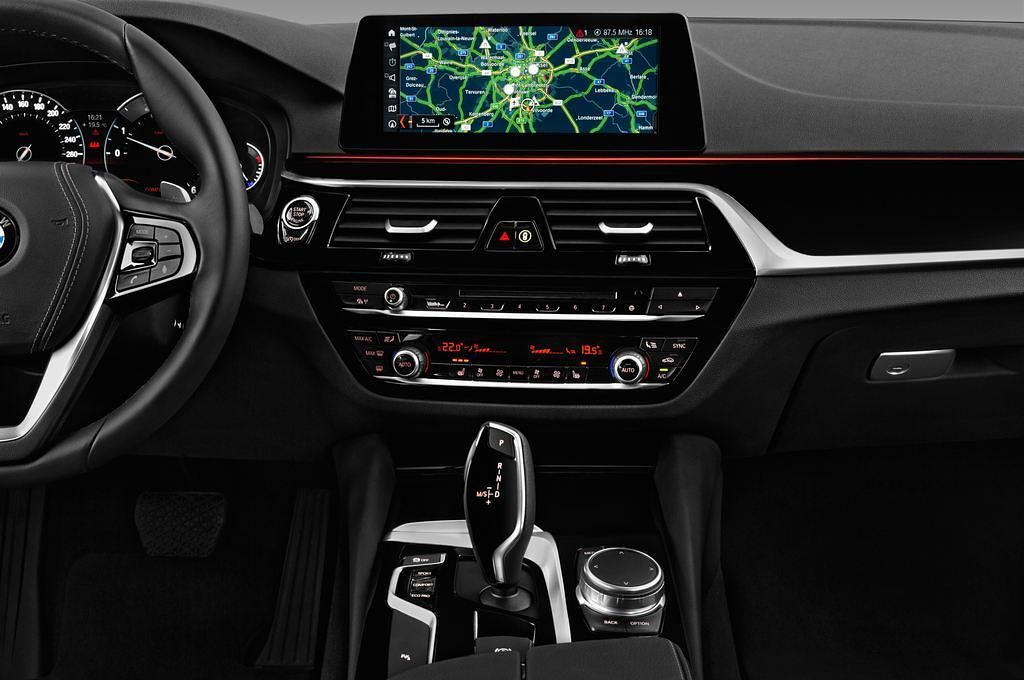 BMW 5 Series (Baujahr 2017) Sport Line 4 Türen Mittelkonsole