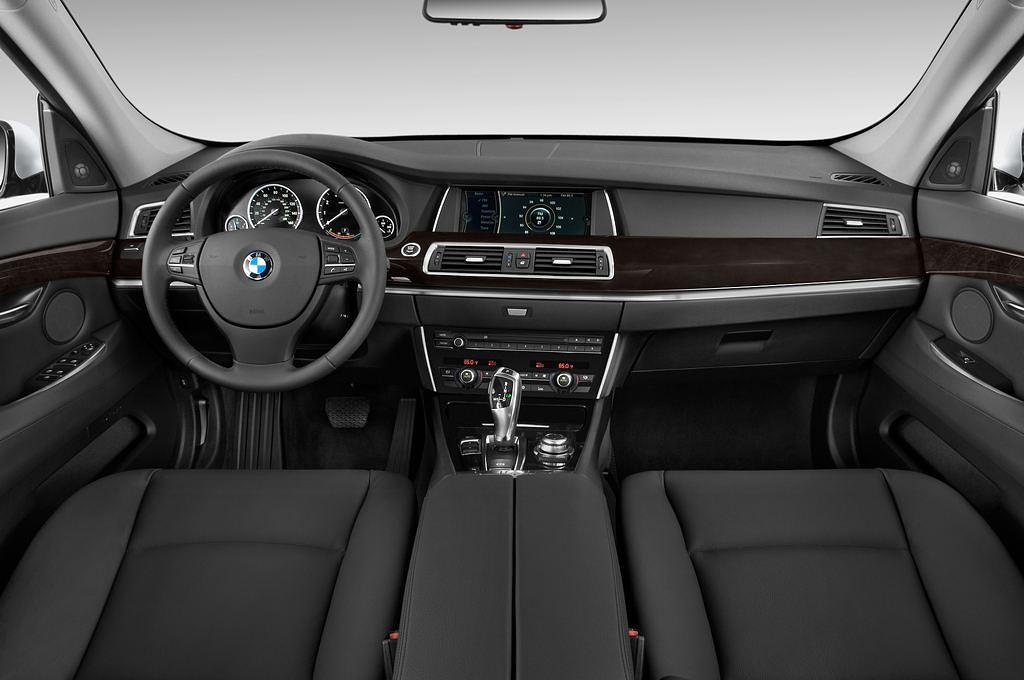 BMW 5 Series (Baujahr 2011) 550i GT 5 Türen Cockpit und Innenraum