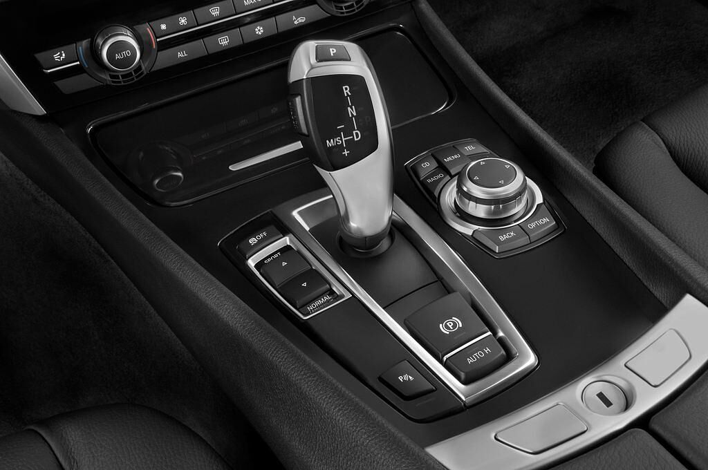 BMW 5 Series (Baujahr 2011) 550i GT 5 Türen Schalthebel