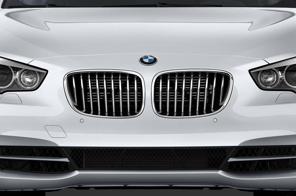 BMW 5 Series (Baujahr 2011) 550i GT 5 Türen Kühlergrill und Scheinwerfer