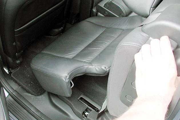 Wird die Lehne der hinteren Sitzbank umgelegt, klappt die Sitzauflage gleichzeitig nach vorne