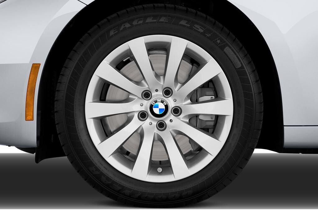 BMW 5 Series (Baujahr 2011) 550i GT 5 Türen Reifen und Felge
