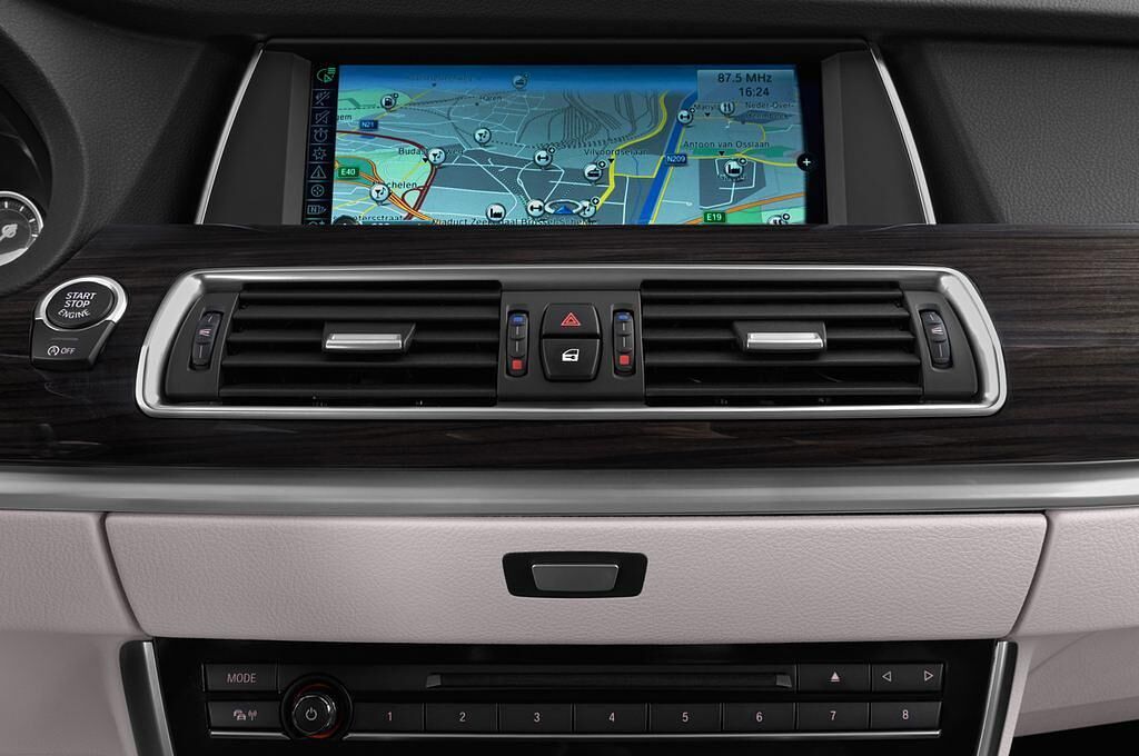 BMW 5 Series (Baujahr 2015) M Sport 2WD AT 5 Türen Radio und Infotainmentsystem