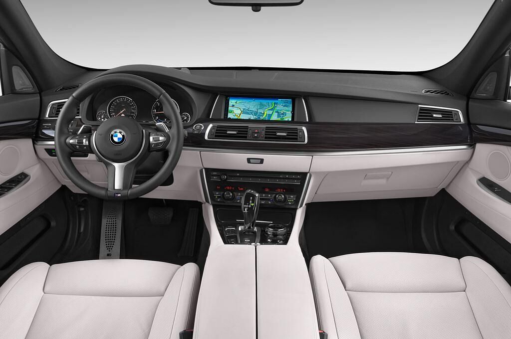 BMW 5 Series (Baujahr 2015) M Sport 2WD AT 5 Türen Cockpit und Innenraum