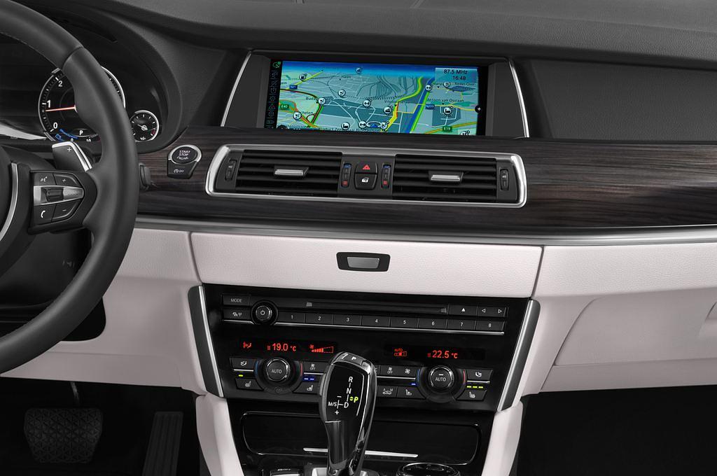 BMW 5 Series (Baujahr 2015) M Sport 2WD AT 5 Türen Mittelkonsole