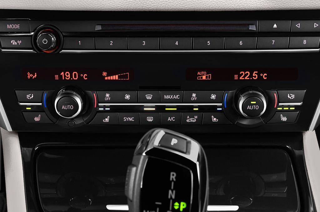 BMW 5 Series (Baujahr 2015) M Sport 2WD AT 5 Türen Temperatur und Klimaanlage
