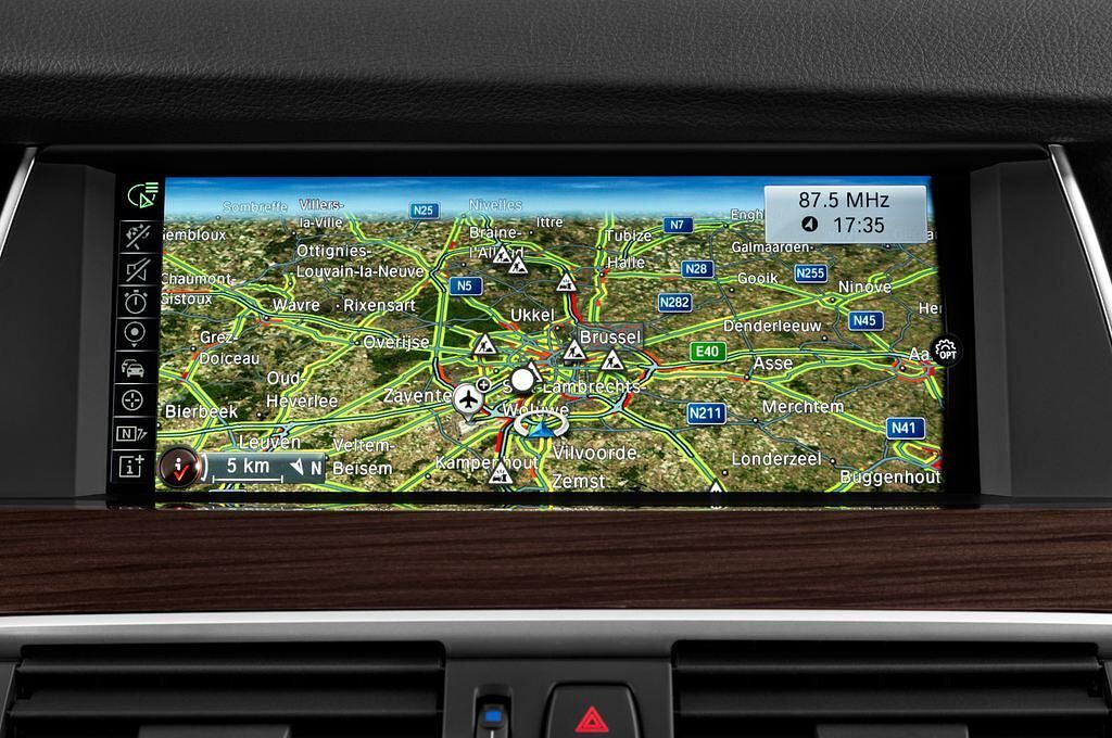 BMW 5 Series (Baujahr 2016) Luxury Line 5 Türen Radio und Infotainmentsystem