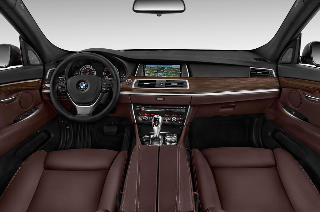 BMW 5 Series (Baujahr 2016) Luxury Line 5 Türen Cockpit und Innenraum