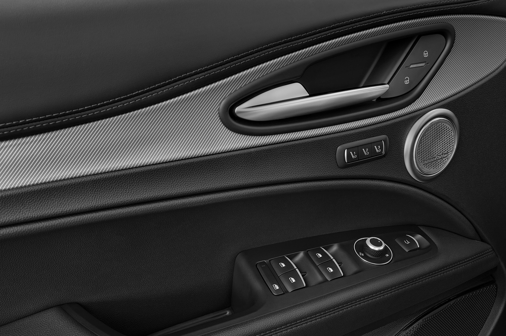 Alfa Romeo Stelvio (Baujahr 2023) Veloce 5 Türen Bedienungselemente Tür