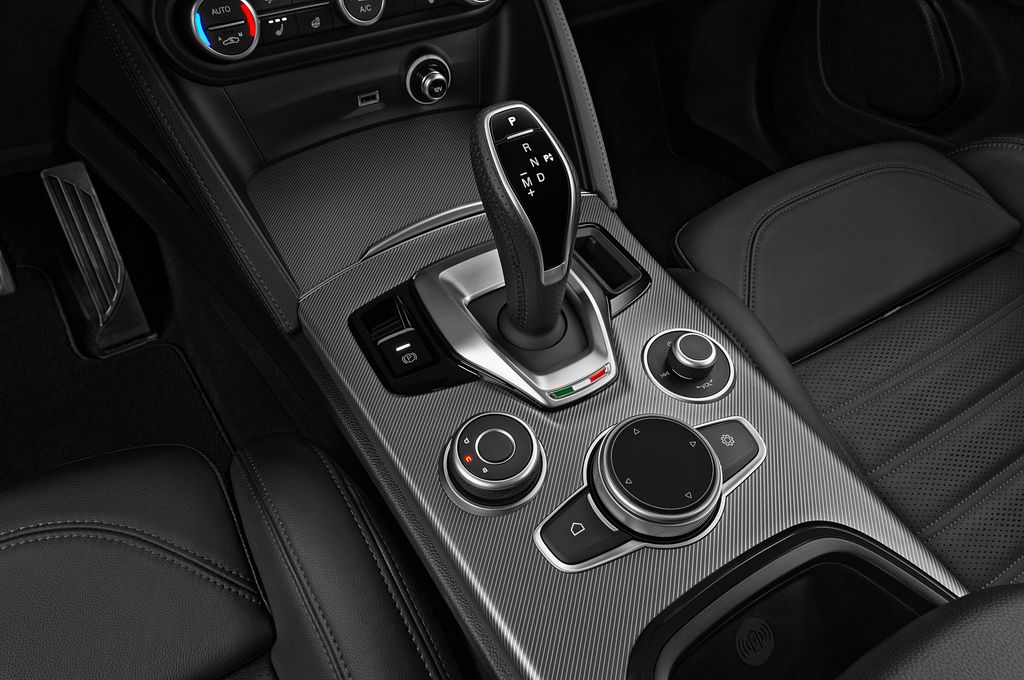 Alfa Romeo Stelvio (Baujahr 2023) Veloce 5 Türen Schalthebel