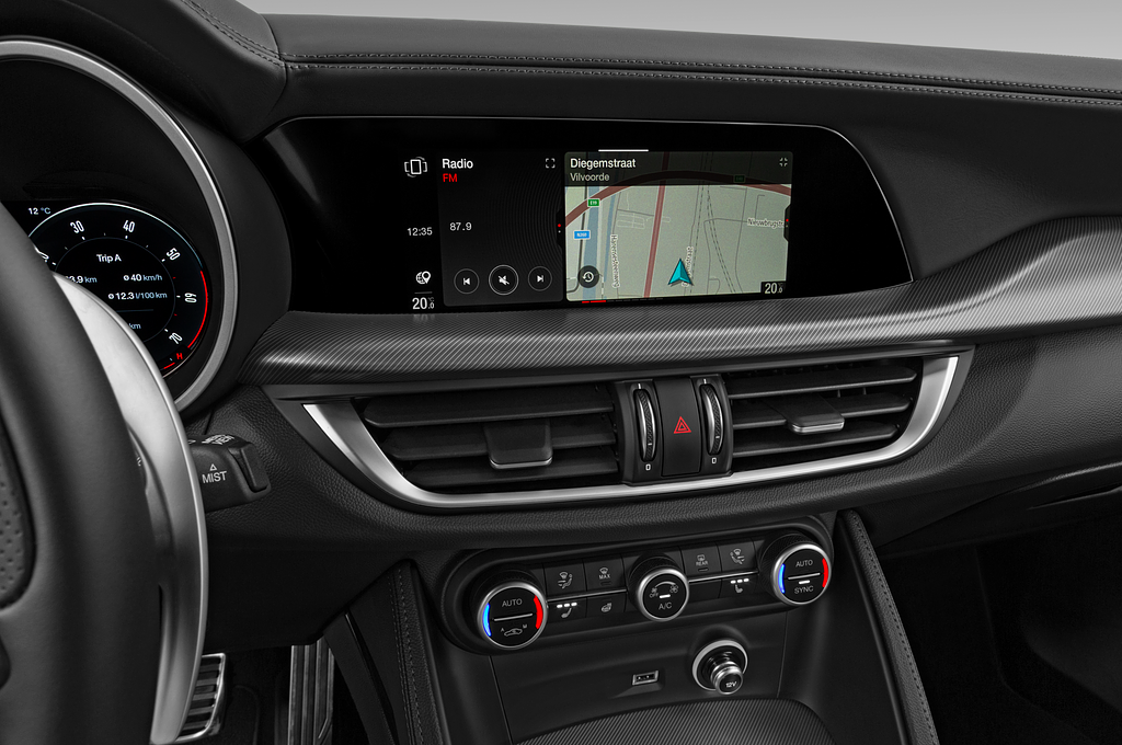 Alfa Romeo Stelvio (Baujahr 2023) Veloce 5 Türen Mittelkonsole