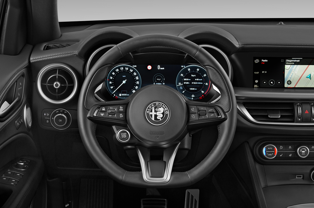 Alfa Romeo Stelvio (Baujahr 2023) Veloce 5 Türen Lenkrad