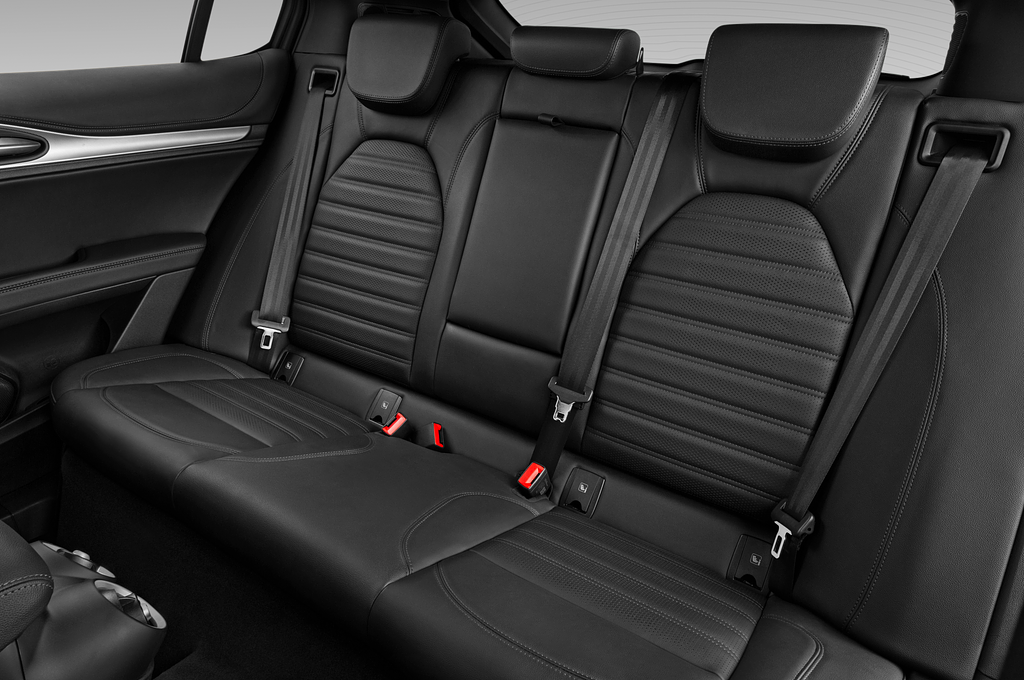 Alfa Romeo Stelvio (Baujahr 2023) Veloce 5 Türen Rücksitze