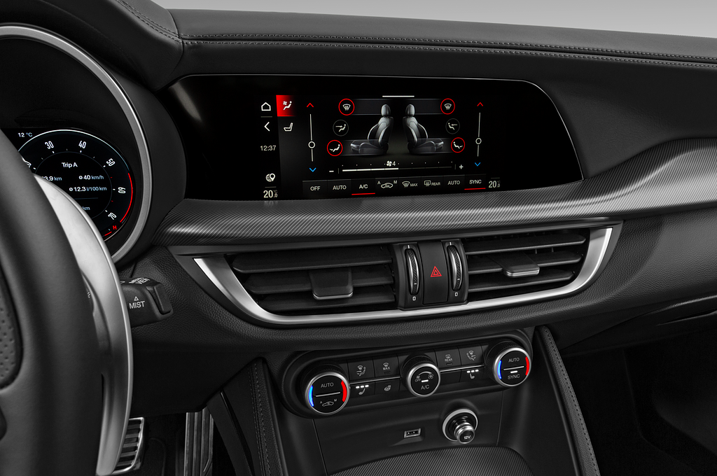 Alfa Romeo Stelvio (Baujahr 2023) Veloce 5 Türen Temperatur und Klimaanlage