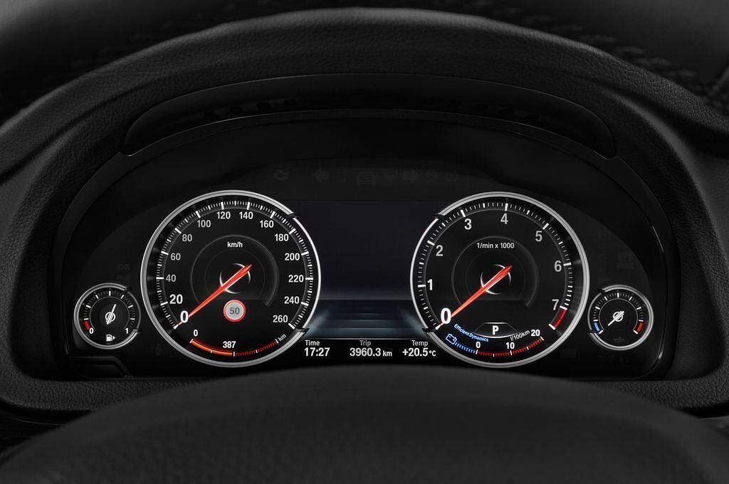 BMW 5 Series (Baujahr 2016) Luxury Line 5 Türen Tacho und Fahrerinstrumente