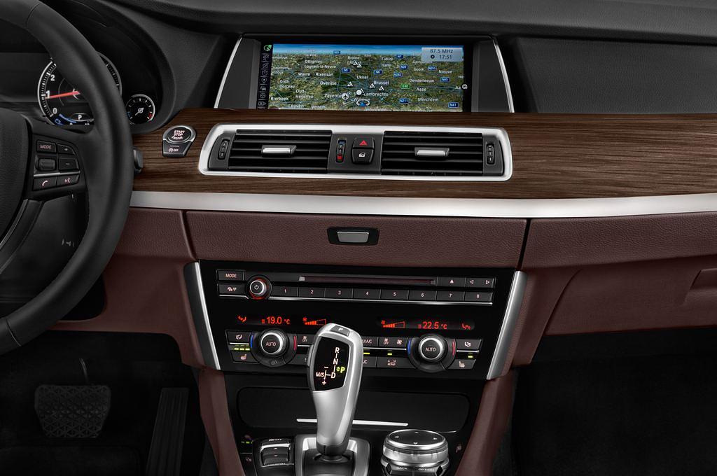 BMW 5 Series (Baujahr 2016) Luxury Line 5 Türen Mittelkonsole